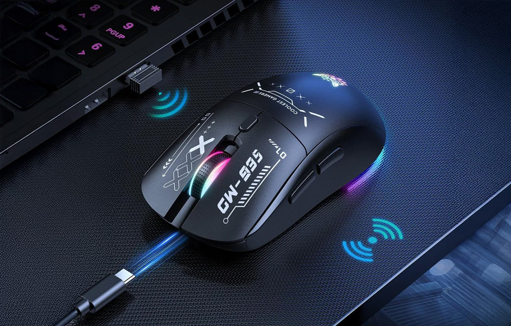 Μαύρο ποντίκι σε σκοτεινό τραπέζι δίπλα σε φορητό υπολογιστή με δέκτη και καλώδιο USB-C